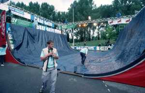 Die Halfpipe wird wegen Regen abgedeckt